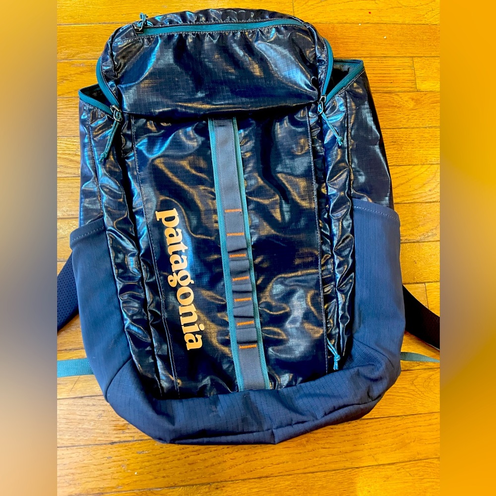 Patagonia black Hole 25 navy with pink accents